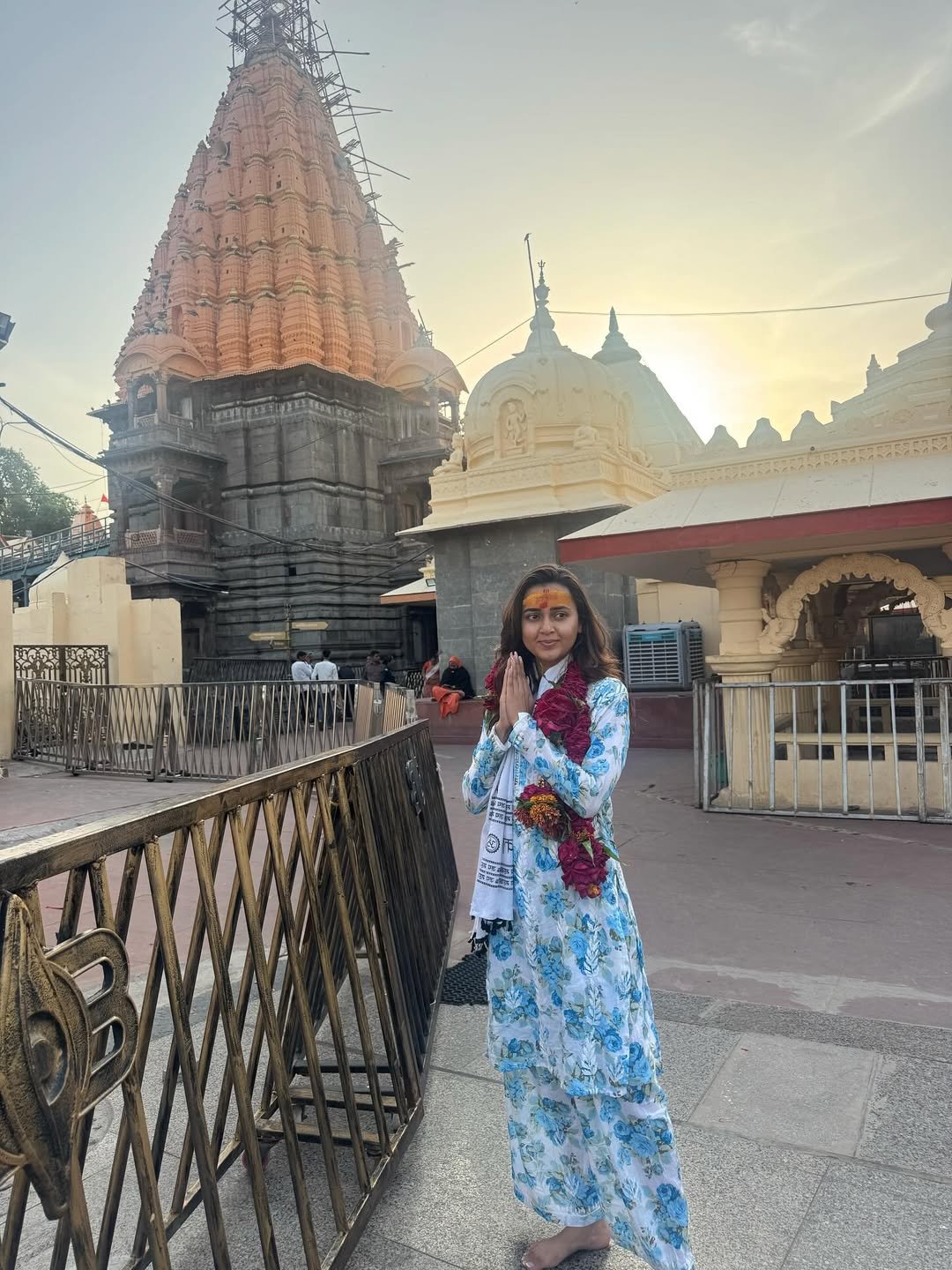 Early Morng #mahakal darshan with the very beautiful @tejasswiprakash to make her special day more special , wishing her a very happy bday #whitewagonentertainment (2)